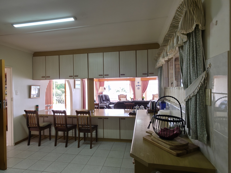 6 Bedroom Property for Sale in Wavecrest Eastern Cape